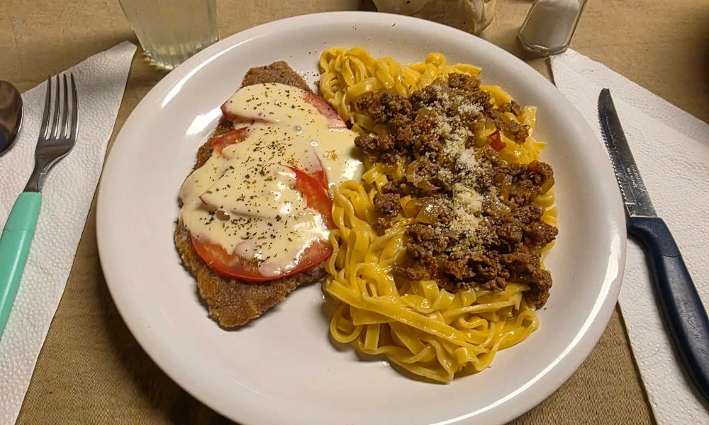 Milanesa napolitana con fideos.