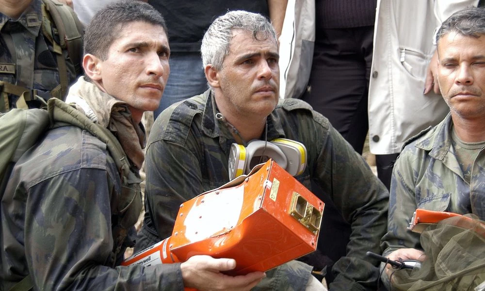 Caja negra y sus rescatistas.