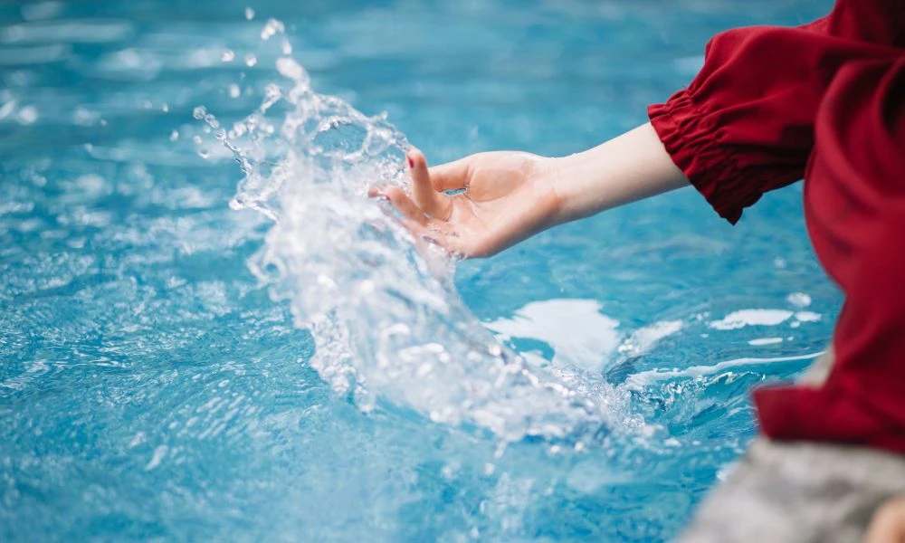 Dedos en el agua.