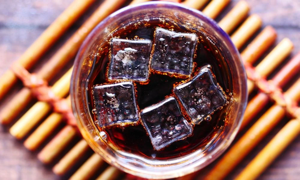 Gaseosa con hielo.