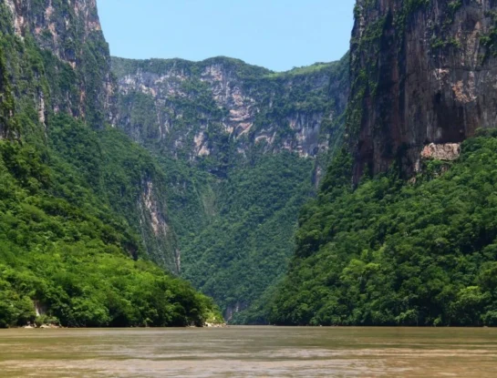 ¿Cómo se forma un cañón entre las montañas?