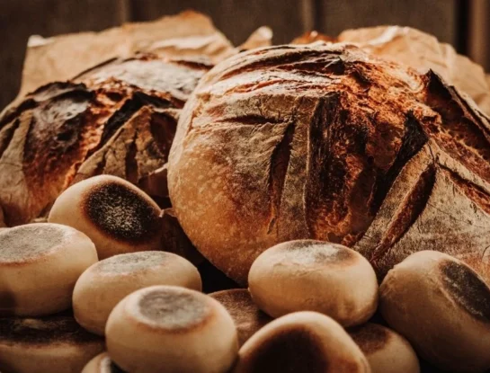 ¿Por qué el pan se vuelve marrón cuando lo tostamos?