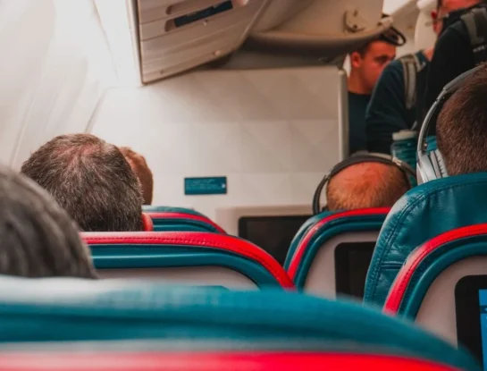 ¿Por qué se tapan los oídos al subir una montaña o al viajar en avión?