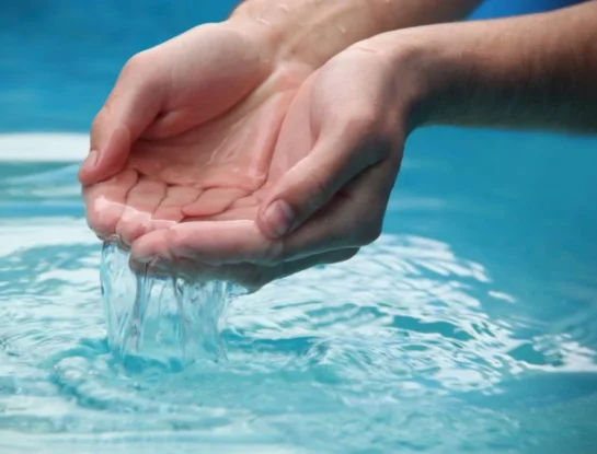 ¿Por qué se nos arrugan los dedos cuando pasan mucho tiempo en el agua?