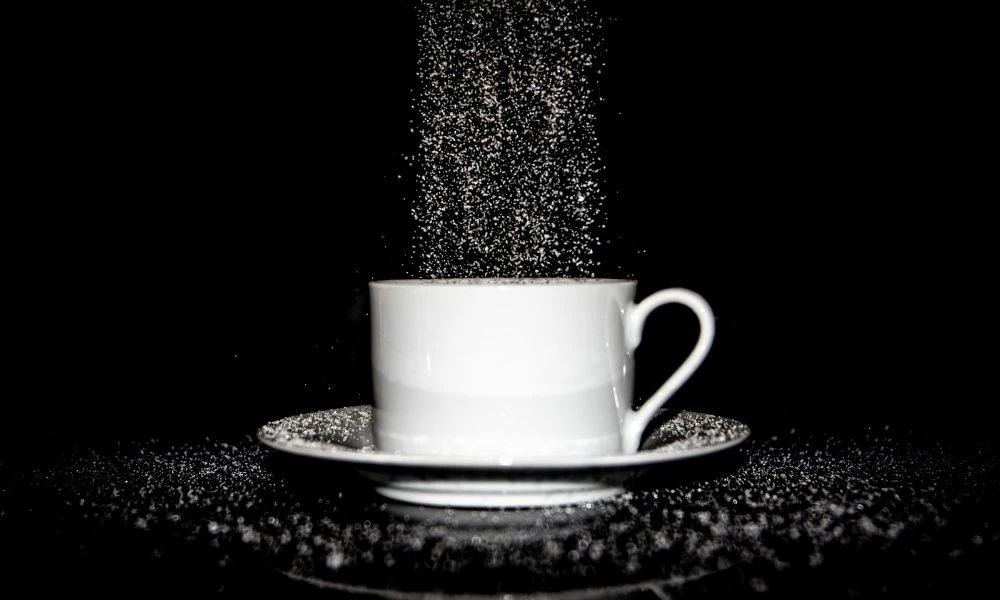 Azucar en taza.