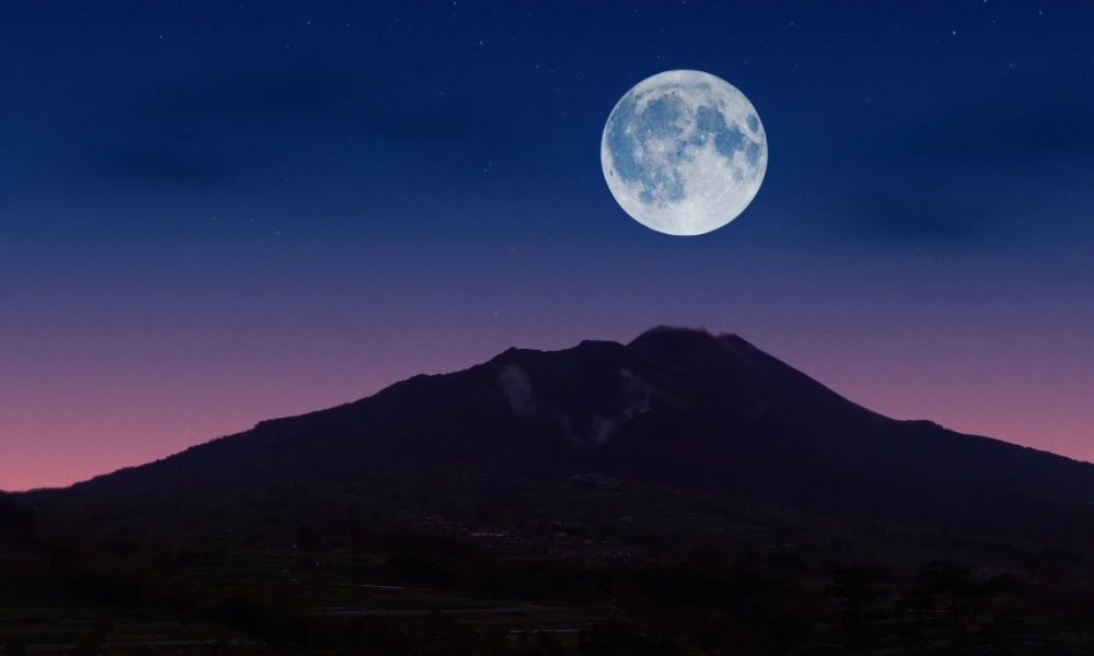 ¿Por qué la Luna se ve más grande cerca del horizonte?