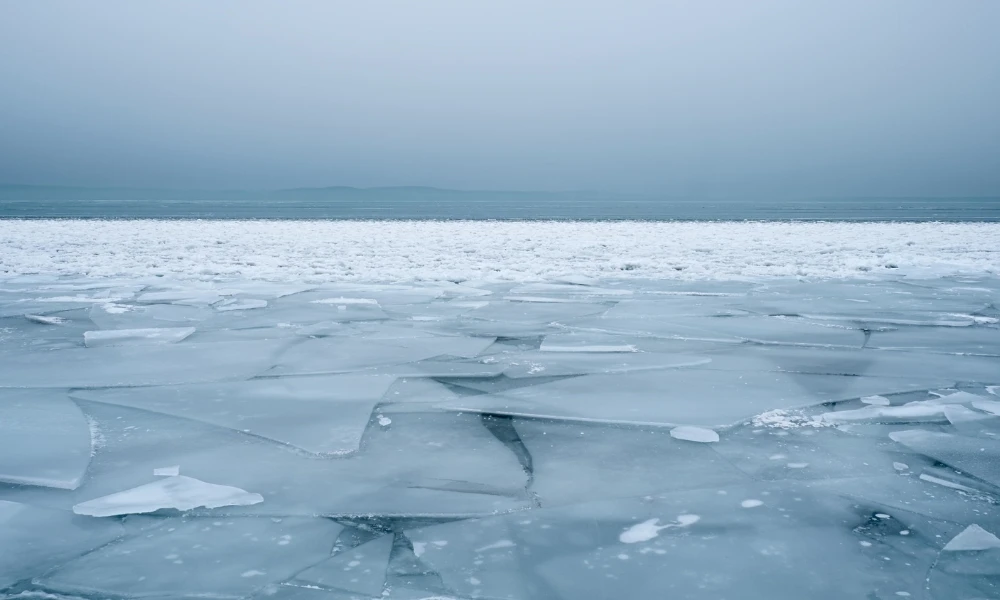 ¿Por qué el hielo de un lago puede romperse aunque parezca completamente sólido?