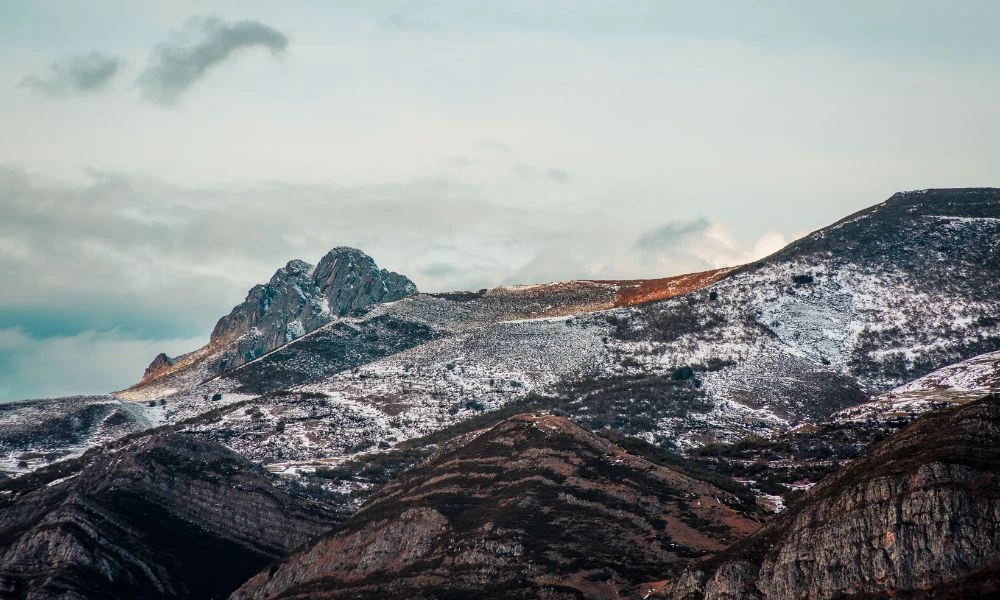 Nieve en montañas.