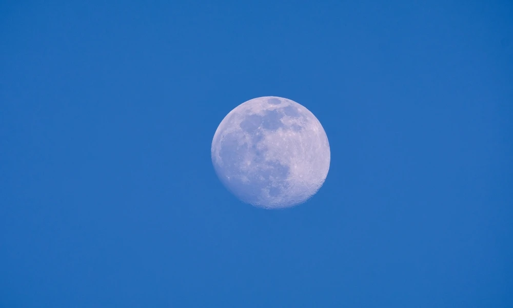por qué podemos ver la Luna de día