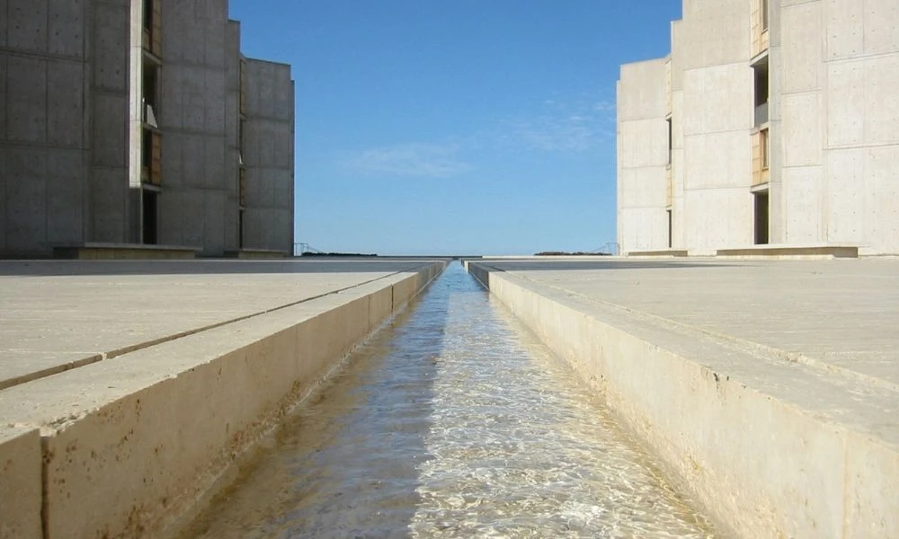 Canal de agua en el edificio.