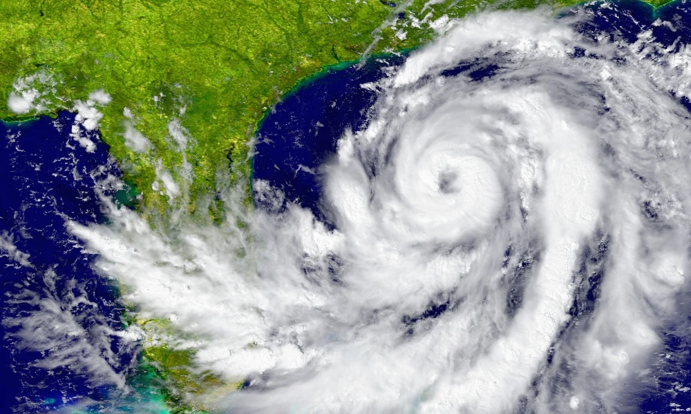 ¿Cómo puede un huracán generar olas enormes sin tocar tierra?
