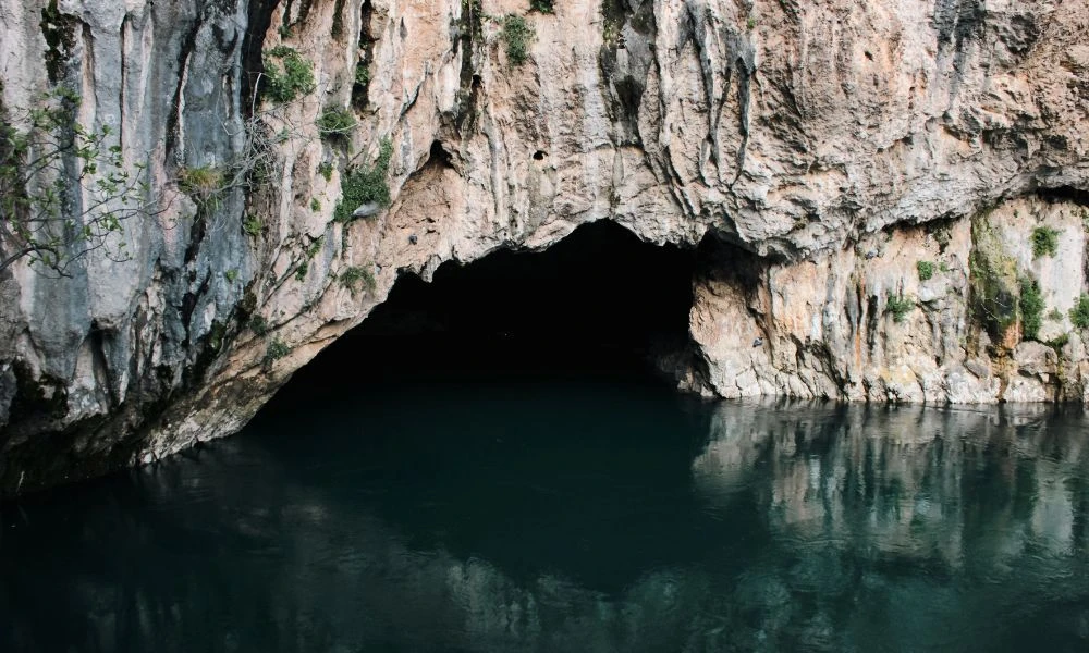 Cueva en la roca.