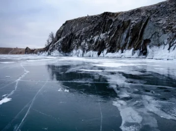 ¿Por qué el hielo de un lago puede romperse aunque parezca completamente sólido?