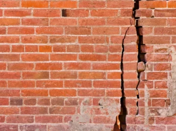 ¿Por qué aparecen grietas en las paredes de una casa y qué tiene que ver la humedad?