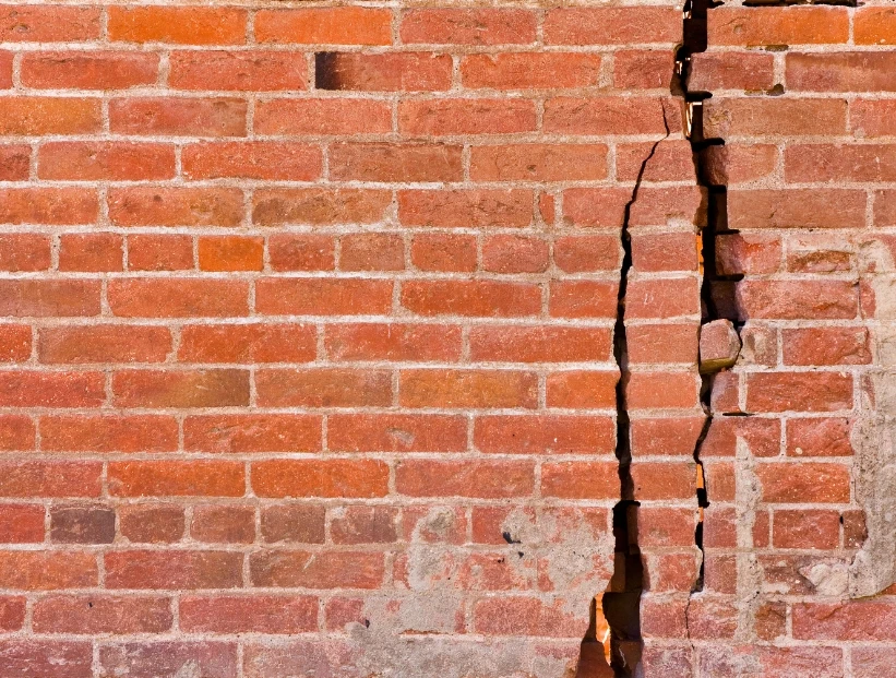 ¿Por qué aparecen grietas en las paredes de una casa y qué tiene que ver la humedad?