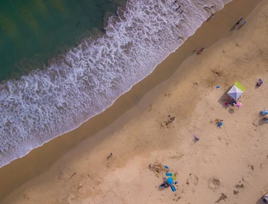 ¿Por qué algunas playas tienen piedras en lugar de arena?