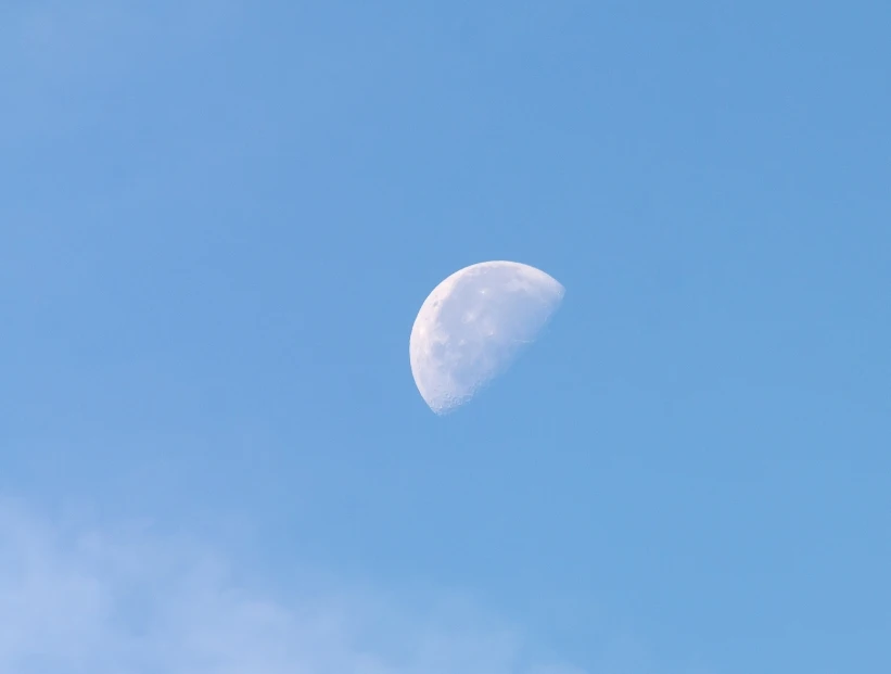por qué podemos ver la Luna de día