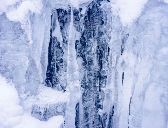 ¿Por qué el hielo es resbaladizo?