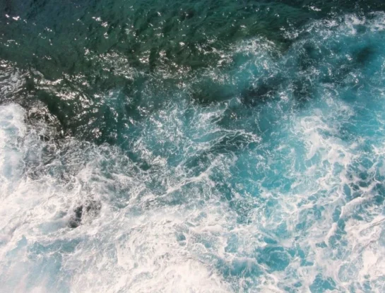 ¿Por qué sube y baja el nivel del mar todos los días?