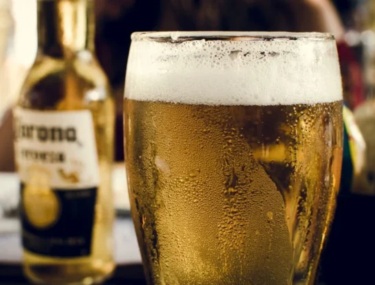 ¿Por qué una bebida fría “moja” el exterior del vaso?