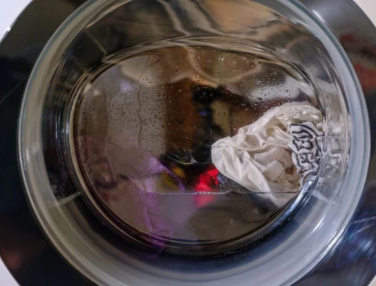¿Por qué la ropa mojada parece más oscura?