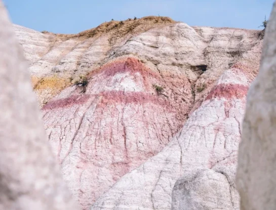 ¿Por qué algunas montañas muestran franjas de distintos colores?