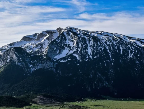 ¿Por qué hay nieve en algunas montañas incluso durante el verano?