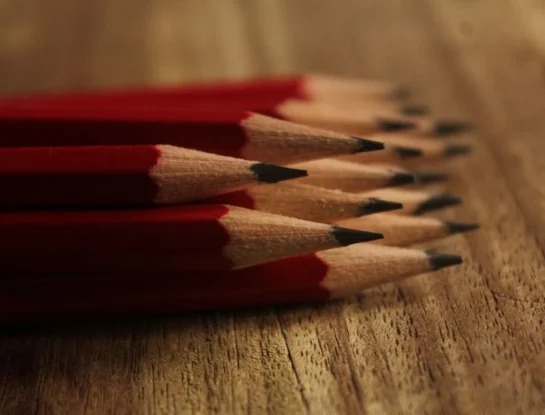 ¿Cómo se logra escribir sobre el papel con un lápiz?