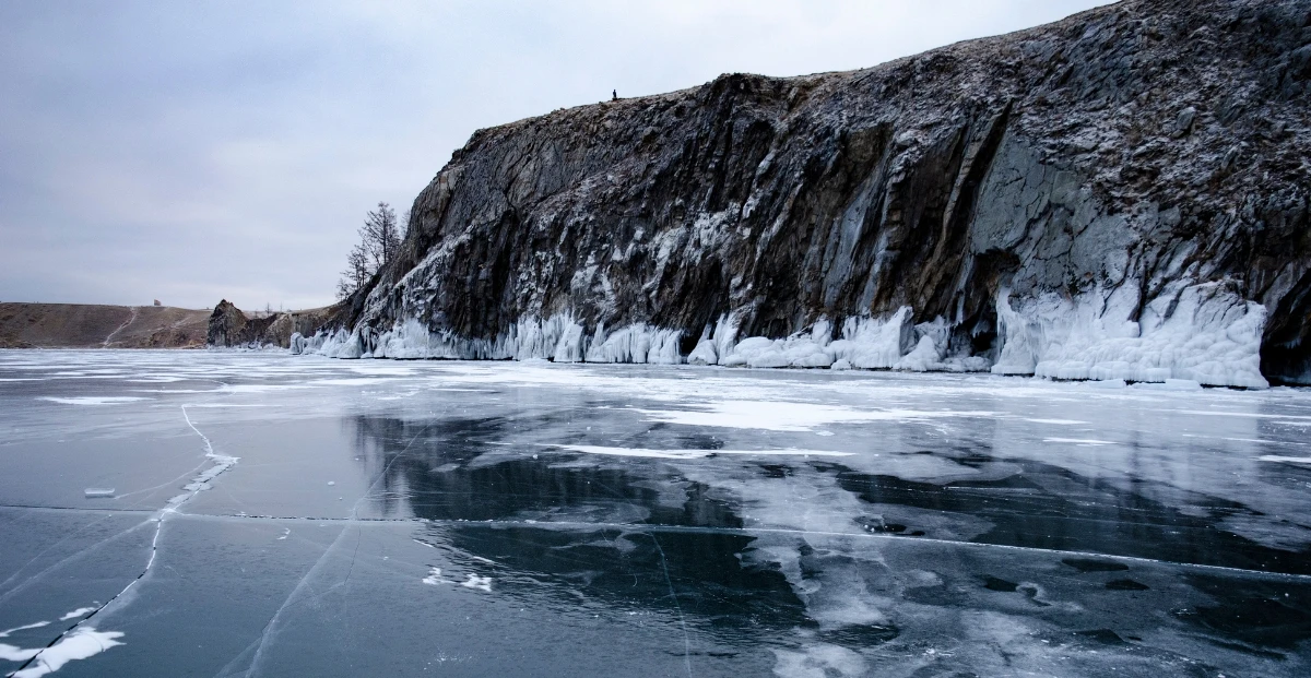 ¿Por qué el hielo de un lago puede romperse aunque parezca completamente sólido?