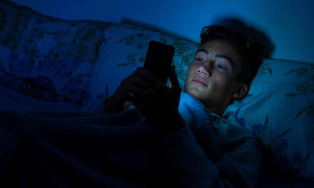 Luz azul: qué es, dónde está y cómo afecta al sueño
