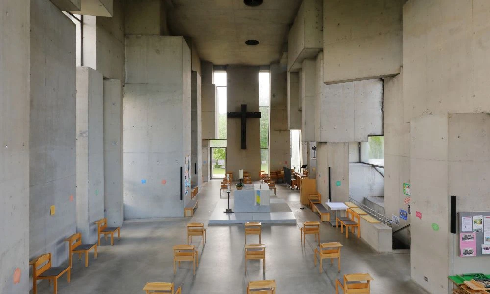 Interior de la Iglesia Wotruba.