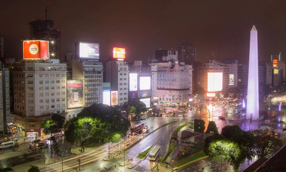 Avenida 9 de Julio de noche.
