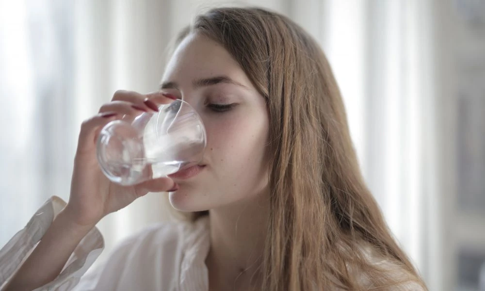 Mujer con sed.