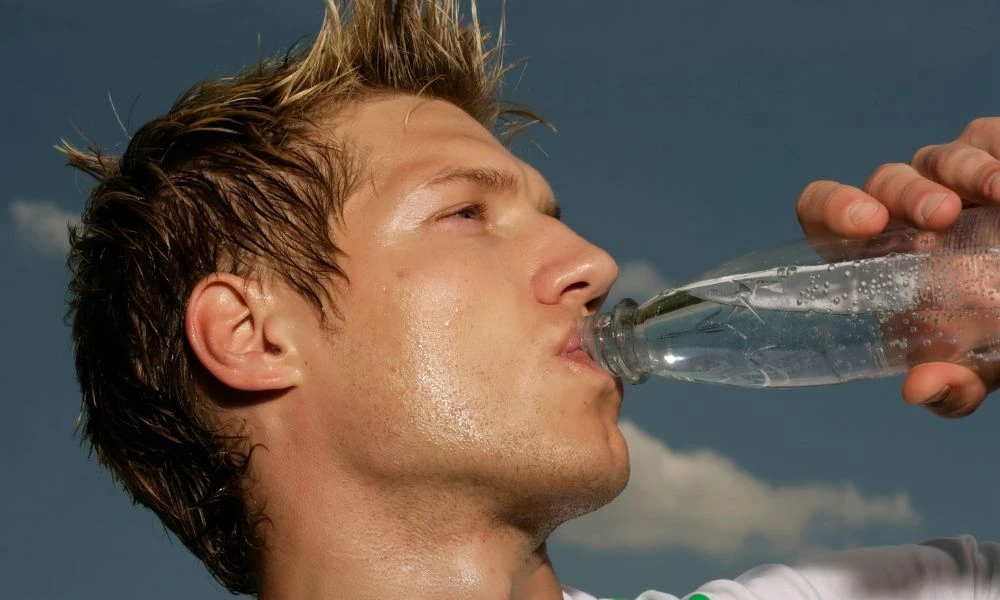 Beber agua.