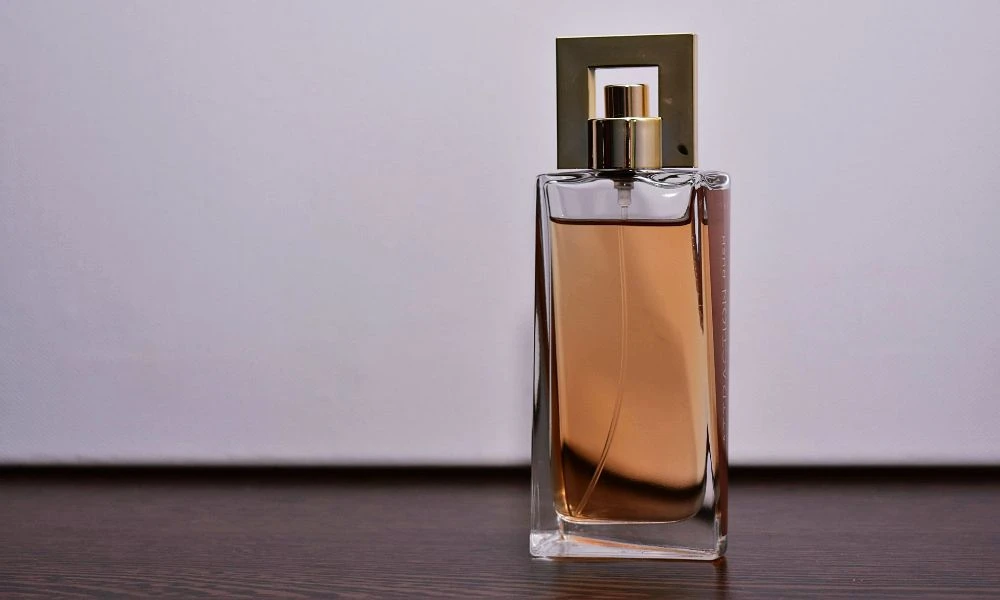 Perfume en frasco.