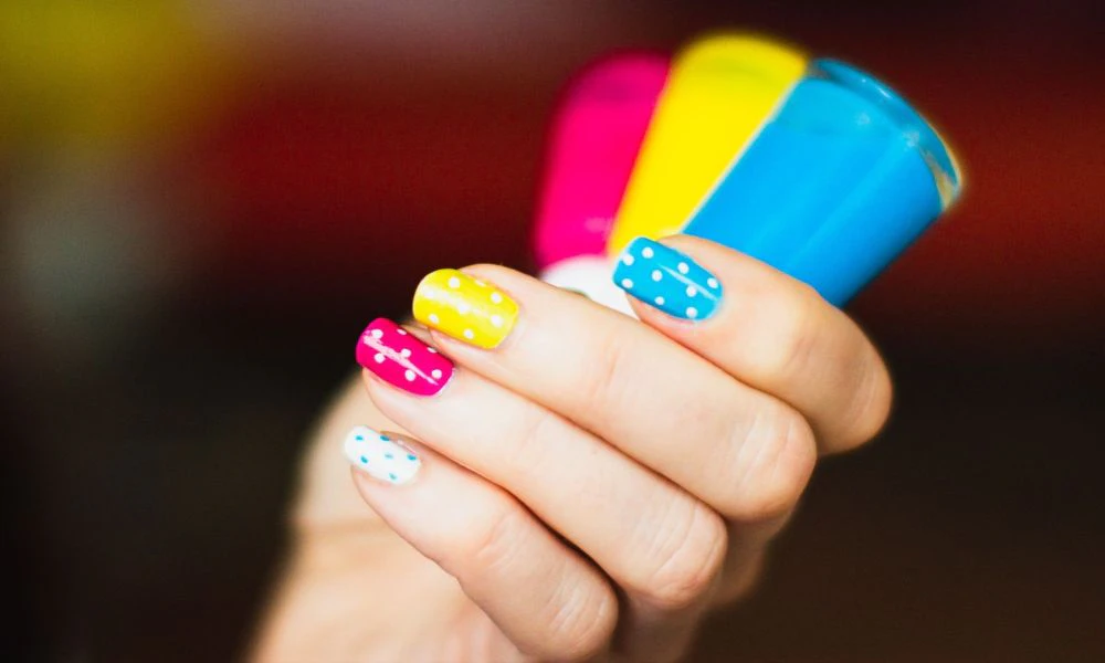 Uñas coloridas.