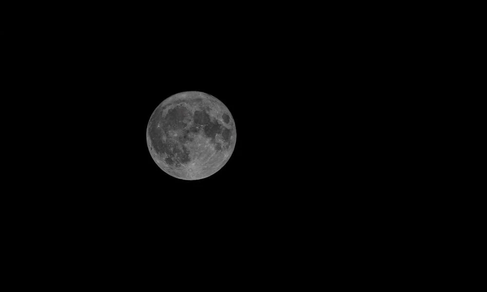 Luna en el espacio.