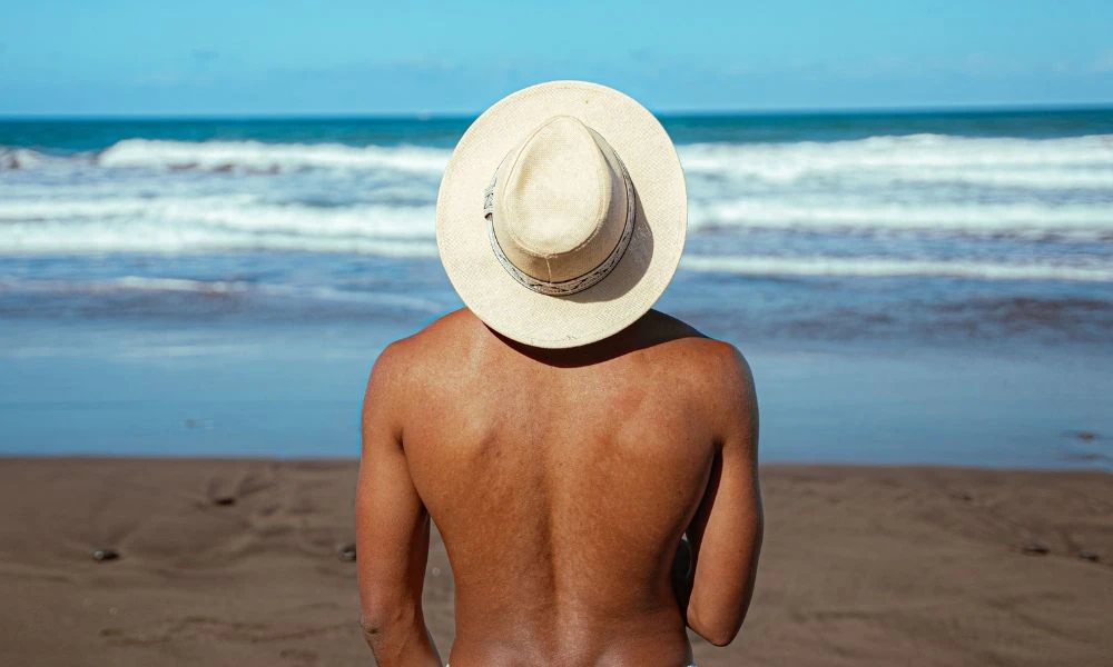 Piel bronceada.