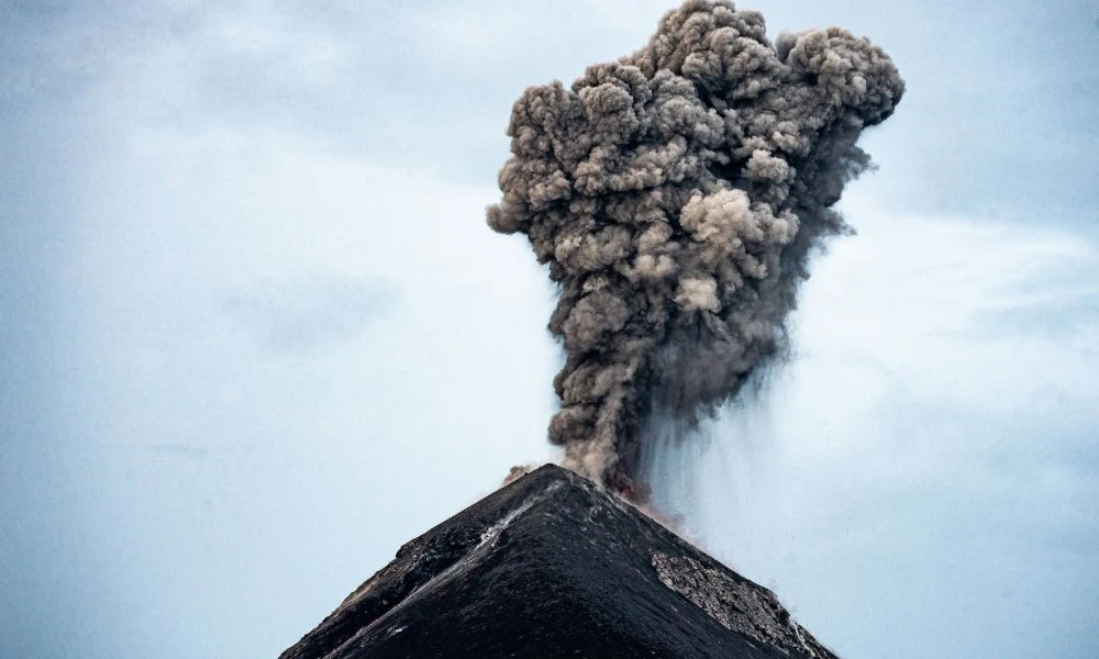 Volcán en erupción.