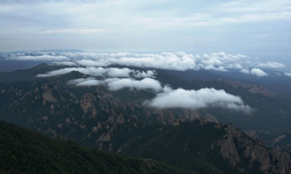 Montaña y nubes.