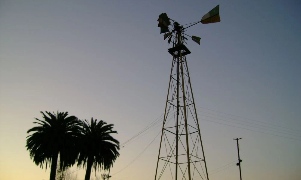 Molino de viento en el campo.