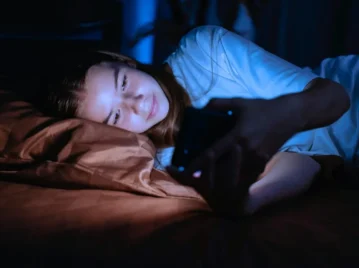 Luz azul: qué es, dónde está y cómo afecta al sueño