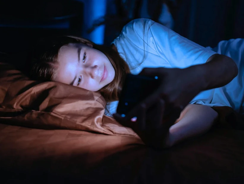Luz azul: qué es, dónde está y cómo afecta al sueño