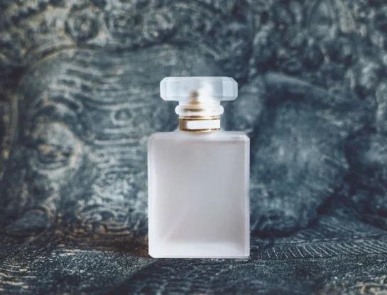 ¿Cómo puede el olor de un perfume llegar hasta la otra punta de una habitación?