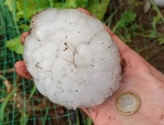 ¿Cómo se forma el granizo gigante y por qué algunas tormentas producen piedras de hielo de varios centímetros?