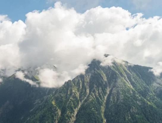 ¿Por qué puede llover de un lado de la montaña y estar soleado del otro?