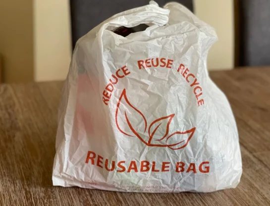 ¿Una bolsa fabricada con plástico reciclado es necesariamente mejor para el ambiente?