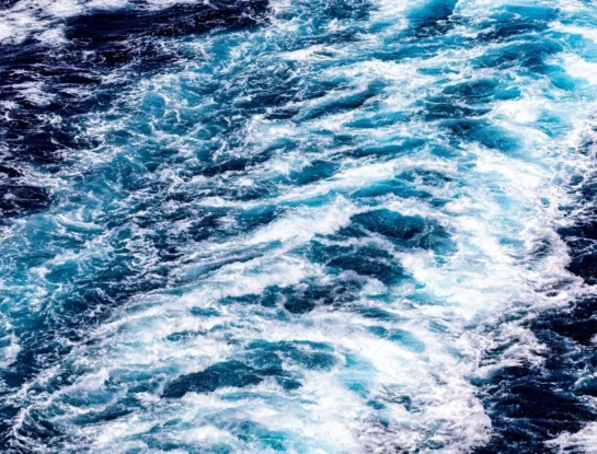¿Por qué el océano se ve azul si el agua es transparente?