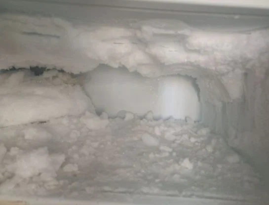 ¿Por qué se acumula hielo en la pared del freezer?